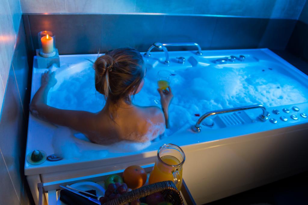 Howard Johnson Plaza Resort & Casino Mayorazgo Paraná Exteriér fotografie A woman in a whirlpool bathtub