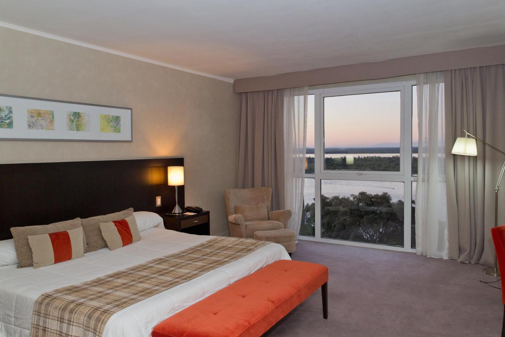 Howard Johnson Plaza Resort & Casino Mayorazgo Paraná Pokoj fotografie A bedroom at the Hilton Johannesburg