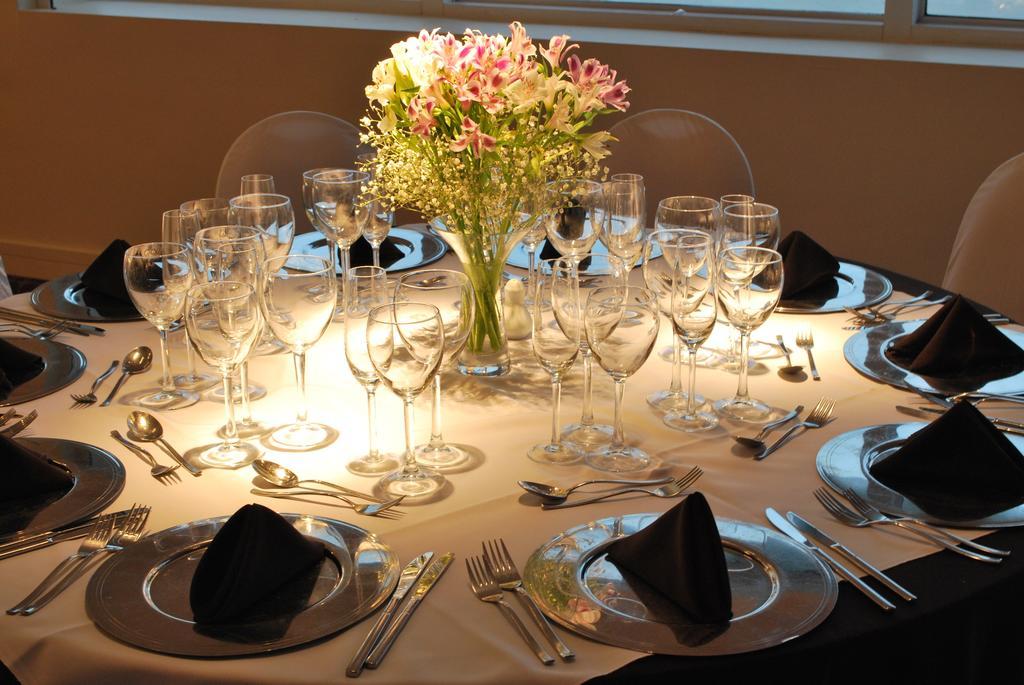 Howard Johnson Plaza Resort & Casino Mayorazgo Paraná Exteriér fotografie A table set for a formal dinner