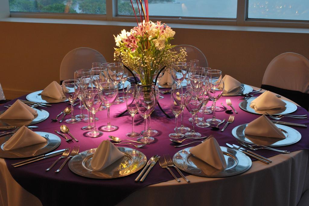 Howard Johnson Plaza Resort & Casino Mayorazgo Paraná Exteriér fotografie A table set for a formal dinner
