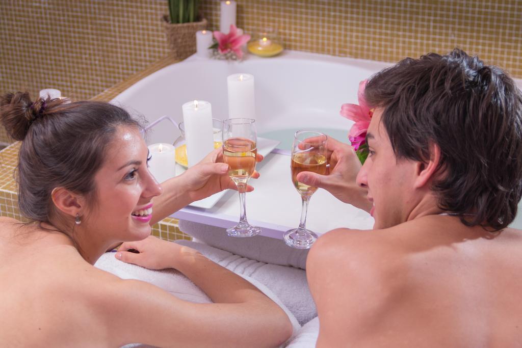 Howard Johnson Plaza Resort & Casino Mayorazgo Paraná Exteriér fotografie A couple relaxing in a spa