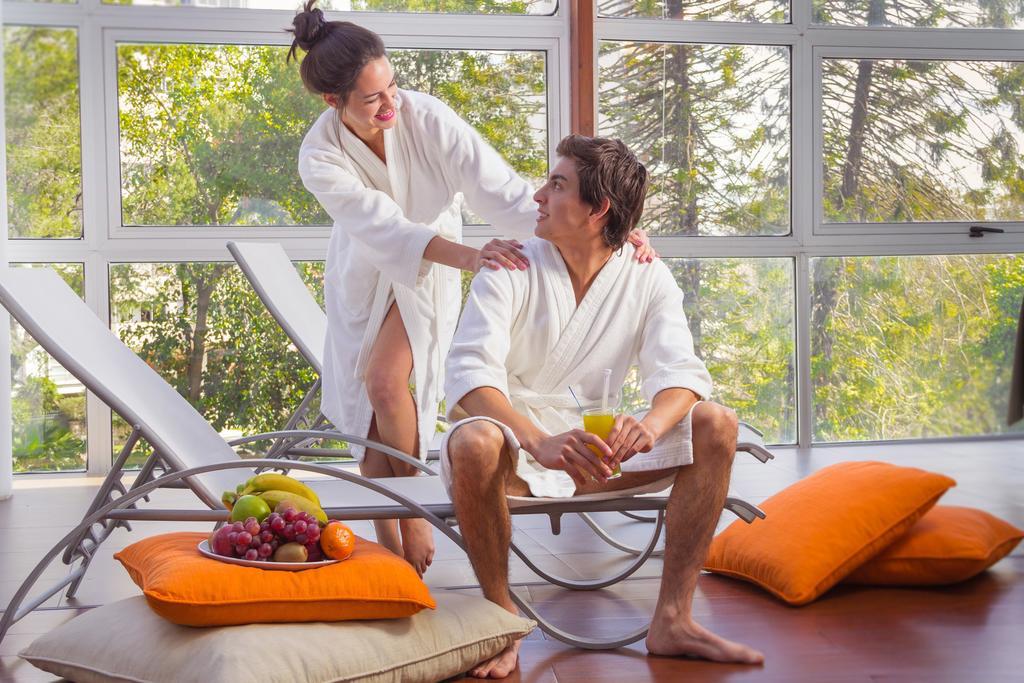 Howard Johnson Plaza Resort & Casino Mayorazgo Paraná Exteriér fotografie A couple relaxing in a spa