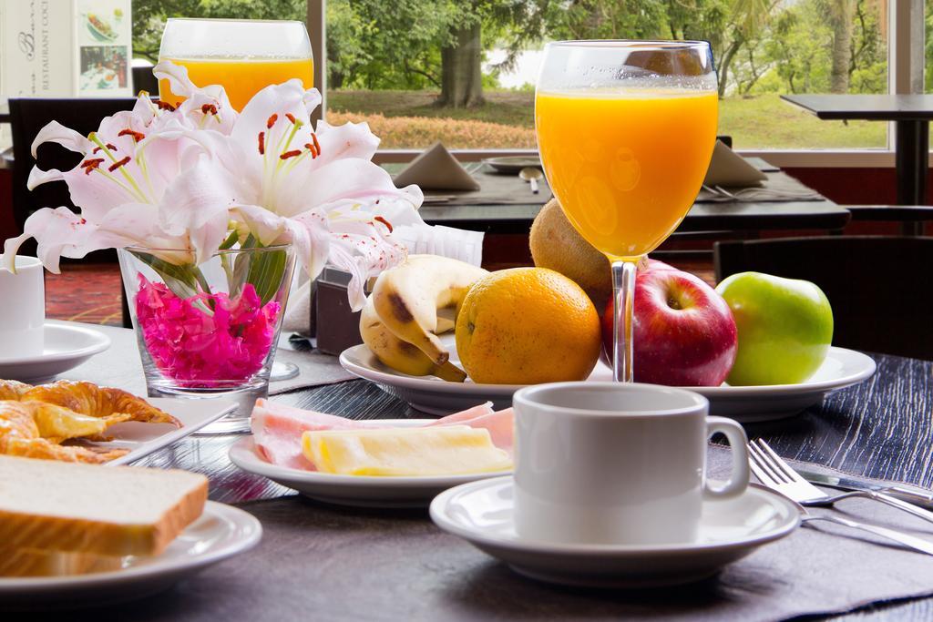 Howard Johnson Plaza Resort & Casino Mayorazgo Paraná Exteriér fotografie A breakfast table