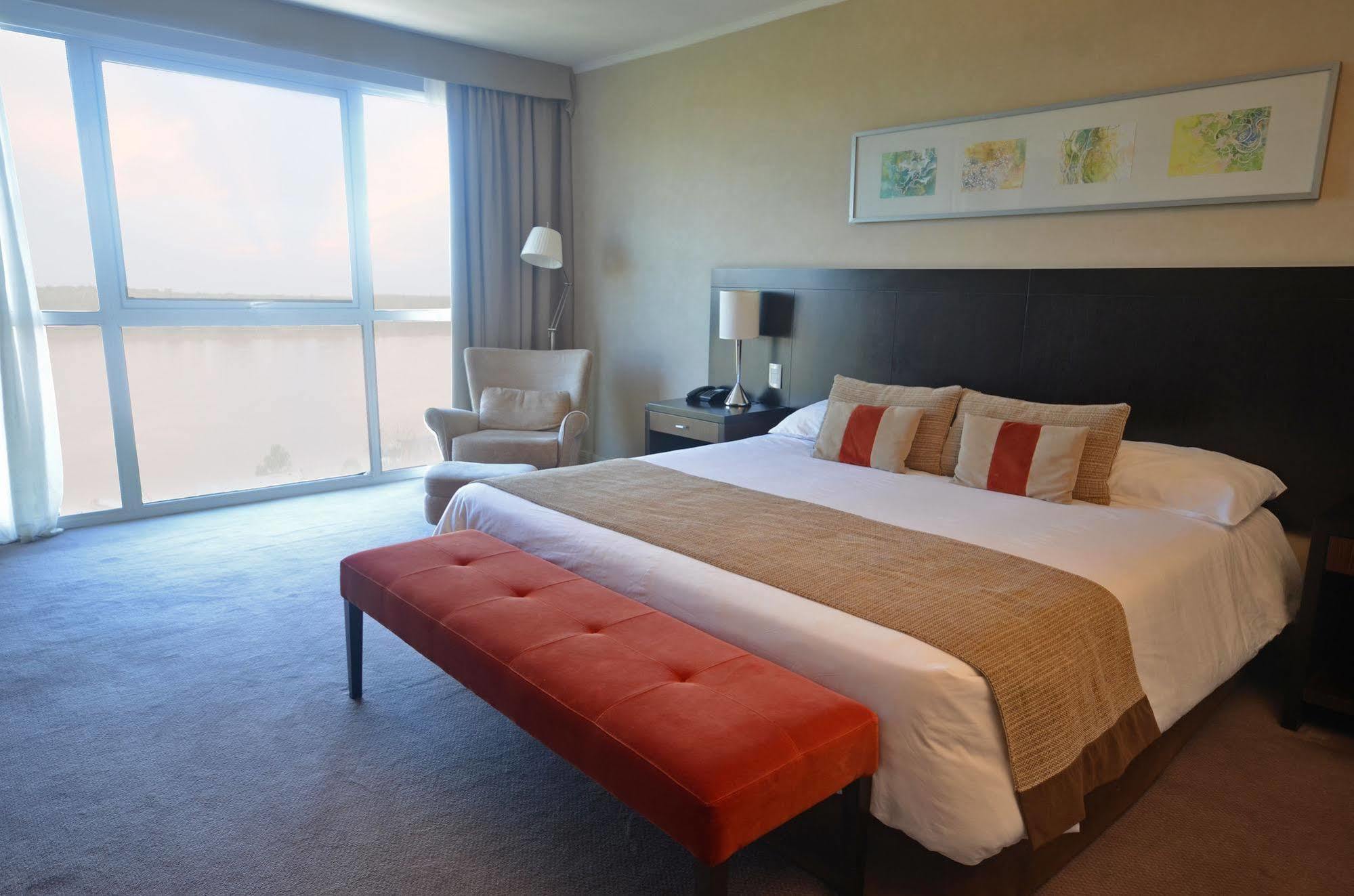 Howard Johnson Plaza Resort & Casino Mayorazgo Paraná Exteriér fotografie A bedroom at the hotel