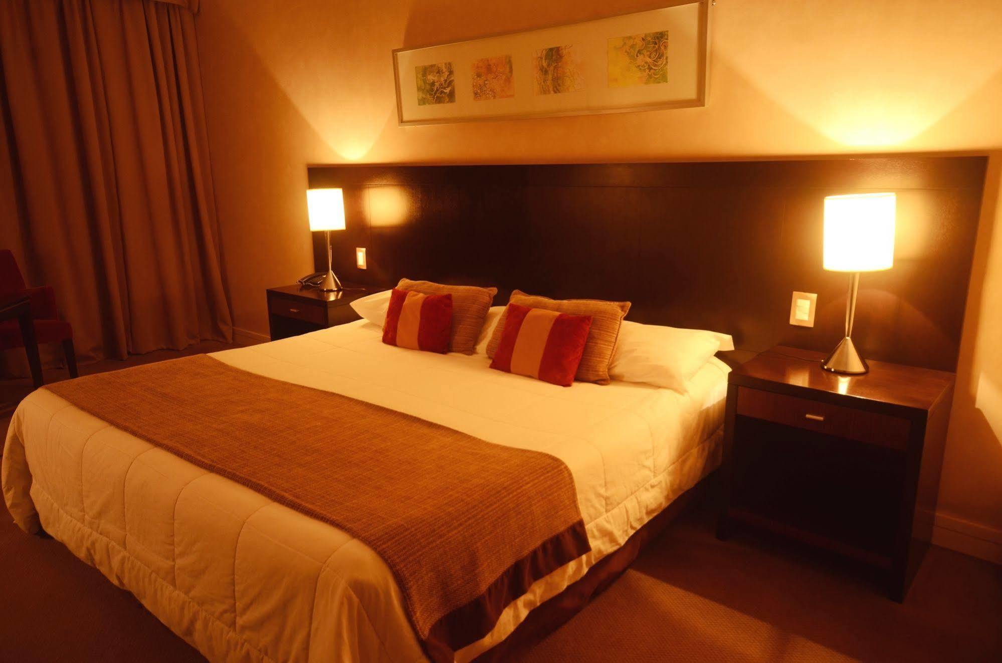 Howard Johnson Plaza Resort & Casino Mayorazgo Paraná Exteriér fotografie A bedroom at the hotel