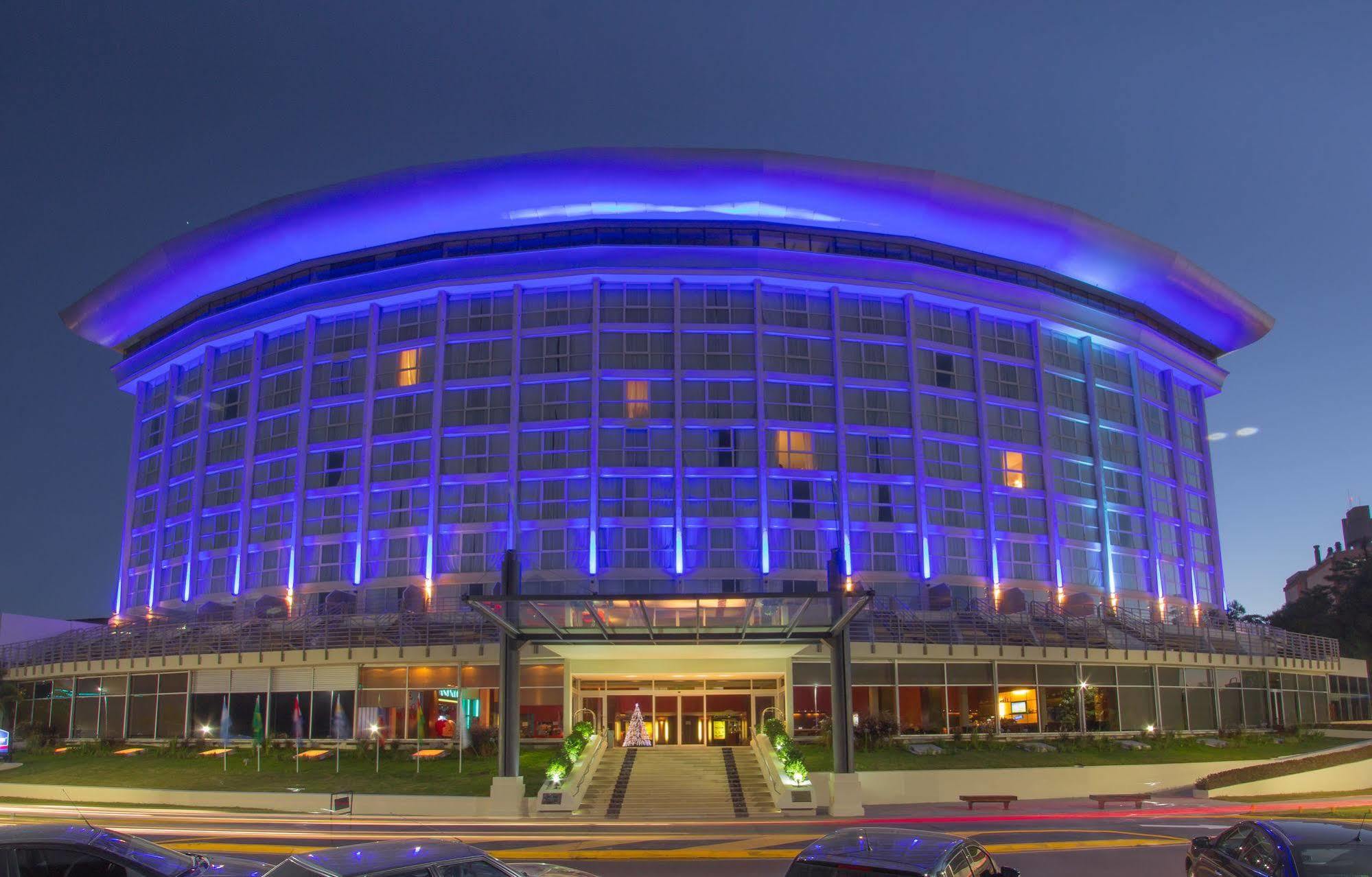 Howard Johnson Plaza Resort & Casino Mayorazgo Paraná Exteriér fotografie The 10000-seat, 1967-built Houston Civic Center was the home of the Houston Rockets from 1975 to 1990.